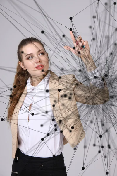 글로벌 네트워크 연결 개념, 미래 지향적인 컴퓨터 인터페이스와 함께 일 하는 여자. — 스톡 사진