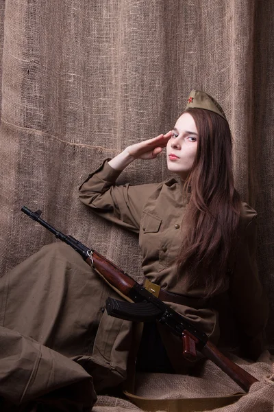 Frau in russischer Militäruniform mit Gewehr. Soldatin im Zweiten Weltkrieg. — Stockfoto
