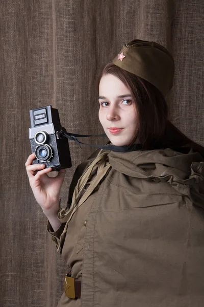 Frau in russischer Militäruniform mit Kamera. Kriegsberichterstatterin im Zweiten Weltkrieg. — Stockfoto