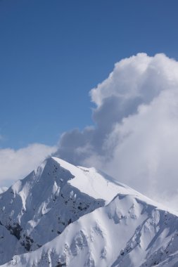Dağ manzarası, Kayak Merkezi Krasnaya Polyana. Rusya, Soçi, Kafkas Dağları.