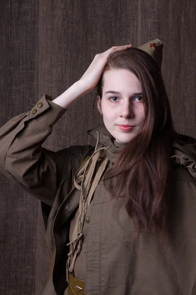 Mujer con uniforme militar ruso. Soldado femenino durante la Segunda Guerra Mundial . — Foto de Stock