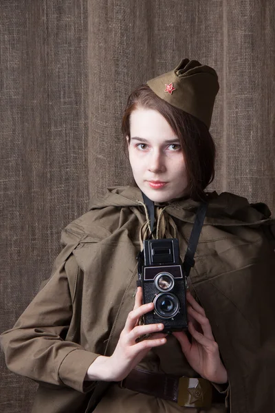 Mujer con uniforme militar ruso con cámara. Corresponsal de guerra femenina durante la Segunda Guerra Mundial . —  Fotos de Stock