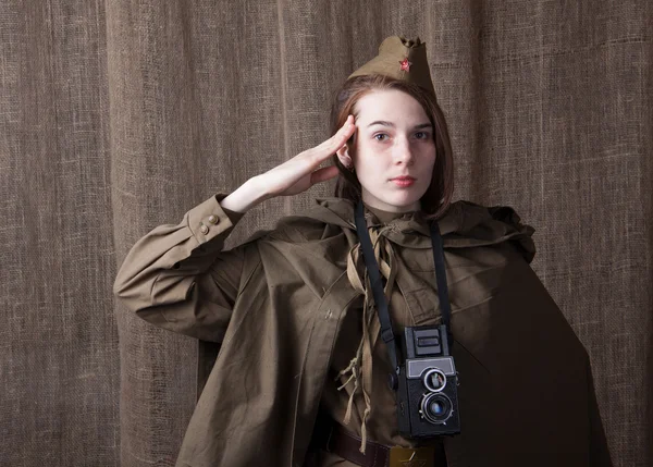 Frau in russischer Militäruniform mit Kamera. Kriegsberichterstatterin im Zweiten Weltkrieg. — Stockfoto