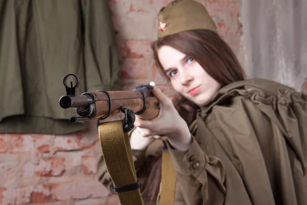 俄罗斯军队制服的女人枝步枪。在第二次世界大战期间的女兵. — 图库照片