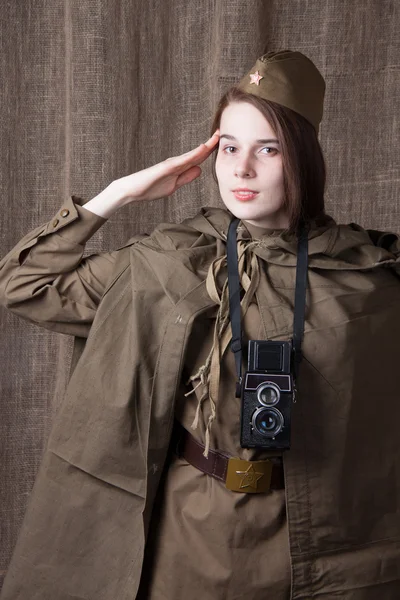 Žena v ruské vojenské uniformě s kamerou. Ženské válečný dopisovatel během druhé světové války. — Stock fotografie