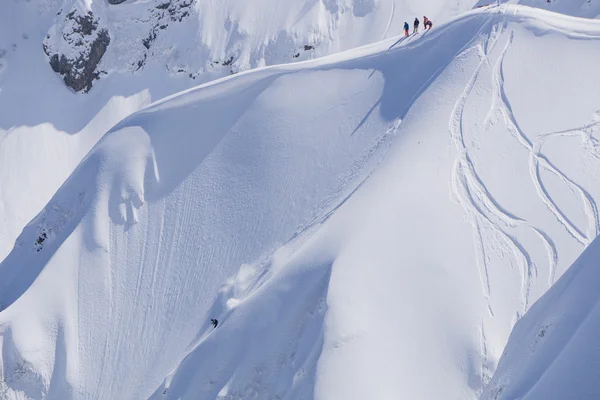 Freeride de snowboard, snowboarders e trilhas em uma encosta de montanha. Extremo esporte de inverno . — Fotografia de Stock