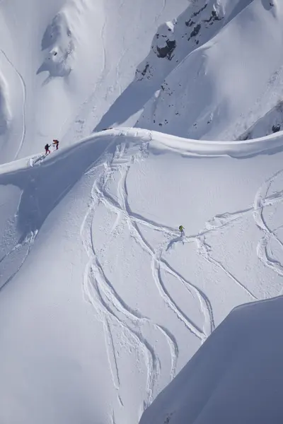 Σνόουμπορντ freeride, σνόουμπόρντερς και κομμάτια σε μια πλαγιά του βουνού. Ακραία χειμερινό άθλημα. — Φωτογραφία Αρχείου