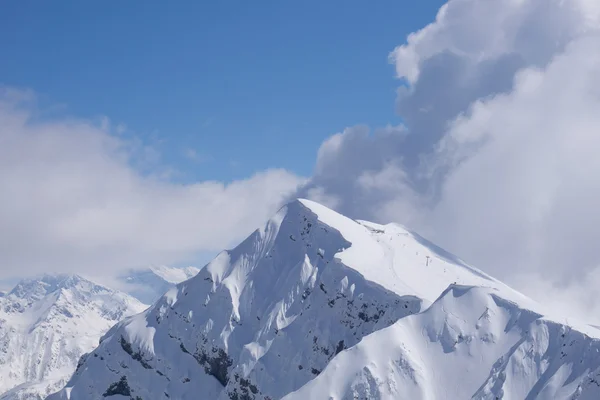 Bergslandskap, skidorten Krasnaya Polyana. Ryssland, Sochi, Kaukasus bergen. — Stockfoto