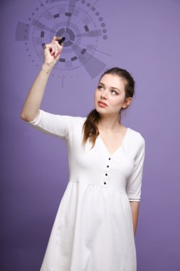 Gelecekteki bilgisayar teknolojisi. Fütüristik arabirimiyle çalışan kadın