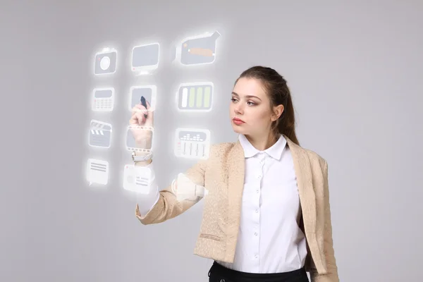 Жінка натискає високотехнологічний тип сучасних мультимедійних кнопок на віртуальному фоні — стокове фото