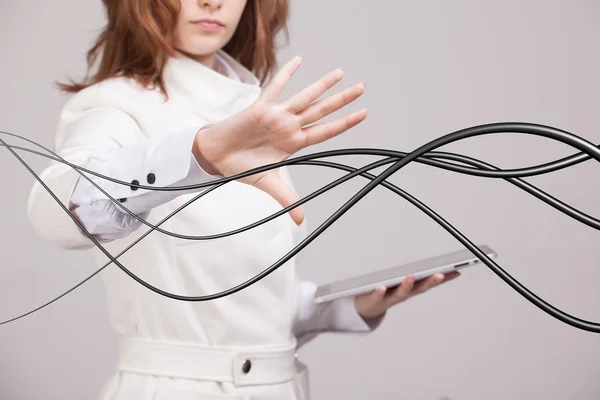 Mujer con cables eléctricos o cables, líneas curvas — Foto de Stock