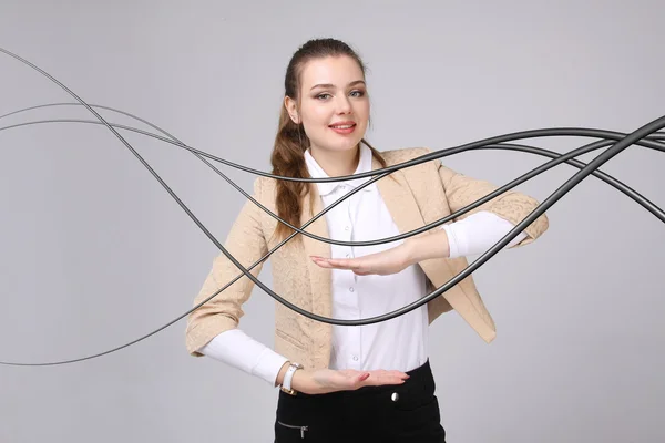 Frau mit elektrischen Kabeln oder Drähten, geschwungenen Linien — Stockfoto