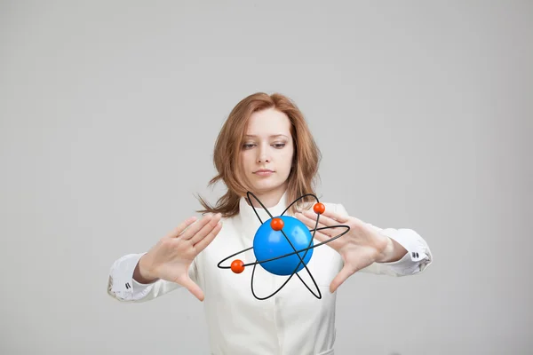 Mulher cientista com modelo atômico, conceito de pesquisa — Fotografia de Stock