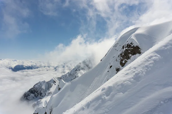 冬の山の風景と曇り空. — ストック写真