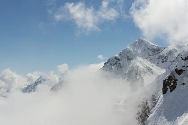 Зимний горный пейзаж и облачное небо . — стоковое фото