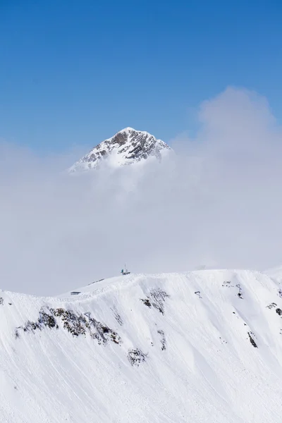 Зимовий гірський пейзаж і хмарне небо . — стокове фото