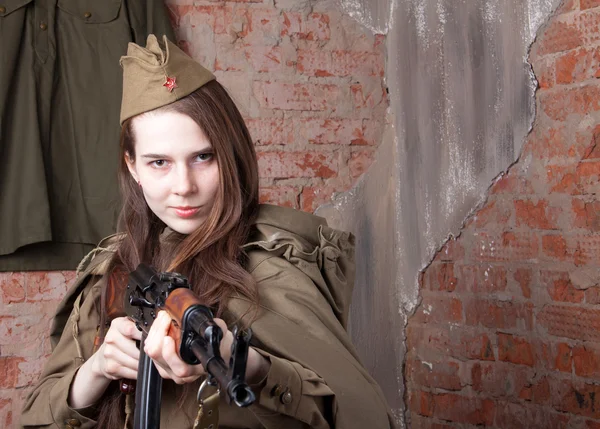 Frau in russischer Militäruniform erschießt ein Gewehr. Soldatin im Zweiten Weltkrieg. — Stockfoto