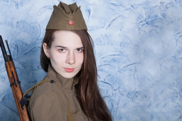 Žena v ruské vojenské uniformě s puškou. Voják žena během druhé světové války. — Stock fotografie