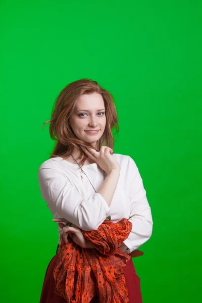 Chica sonriente en un vestido vintage sobre fondo verde — Foto de Stock