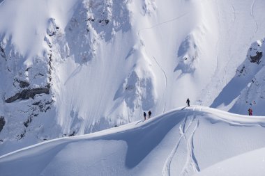 Snowboard freeride, snowboard ve parçaları bir dağ yamacında. Aşırı kış spor.