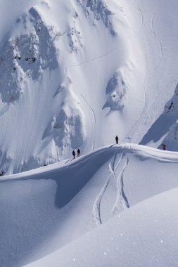 Snowboard freeride, snowboard ve parçaları bir dağ yamacında. Aşırı kış spor.