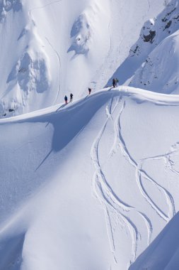Snowboard freeride, snowboard ve parçaları bir dağ yamacında. Aşırı kış spor.