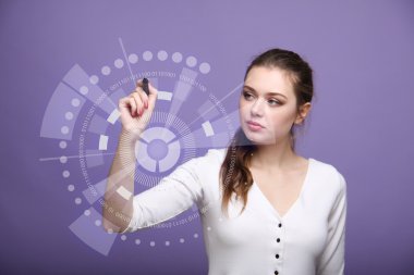 Gelecekteki bilgisayar teknolojisi. Fütüristik arabirimiyle çalışan kadın