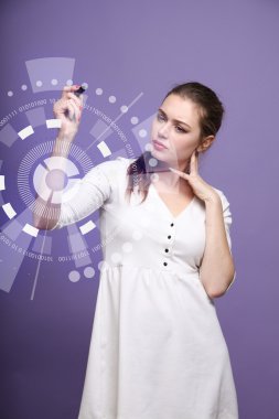 Gelecekteki bilgisayar teknolojisi. Fütüristik arabirimiyle çalışan kadın