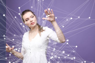 Küresel ağ kavramı, fütüristik bilgisayar arayüzü ile çalışan kadın.