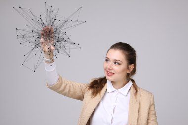 Küresel ağ bağlantı kavramı, fütüristik bilgisayar arayüzü ile çalışan kadın.