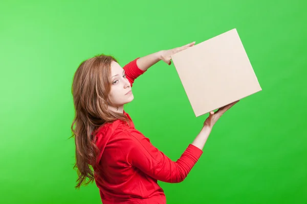 Mulher segurando caixa de papelão no fundo verde — Fotografia de Stock