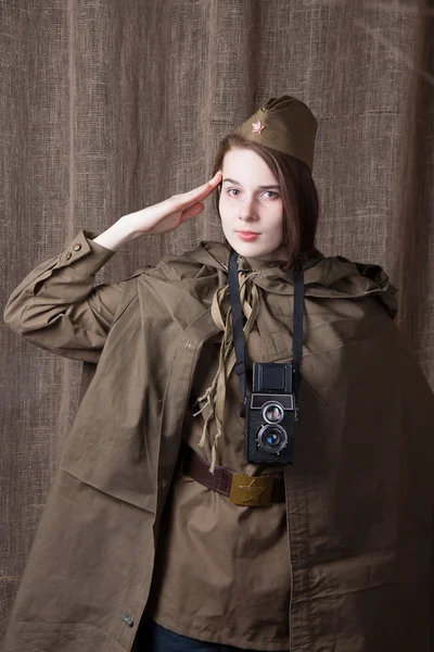 Mujer con uniforme militar ruso con cámara. Corresponsal de guerra femenina durante la Segunda Guerra Mundial . — Foto de Stock