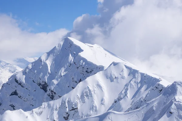 Paisagem de montanha, estância de esqui Krasnaya Polyana. Rússia, Sóchi, montanhas do Cáucaso . — Fotografia de Stock