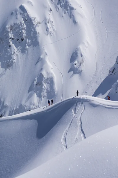 Freeride snowboard, snowboarders y pistas en una ladera de montaña. Extremo deporte de invierno . — Foto de Stock