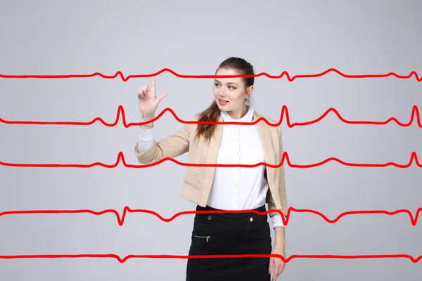 Dokter vrouw die werkt met cardiogram lijnen — Stockfoto