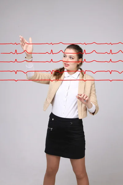 Mulher médica trabalhando com linhas de cardiograma — Fotografia de Stock