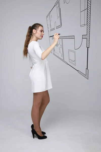 Ženské architekt pracuje s plánem virtuální byt — Stock fotografie
