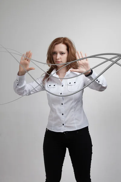 Vrouw met elektrische kabels of draden, gebogen lijnen — Stockfoto