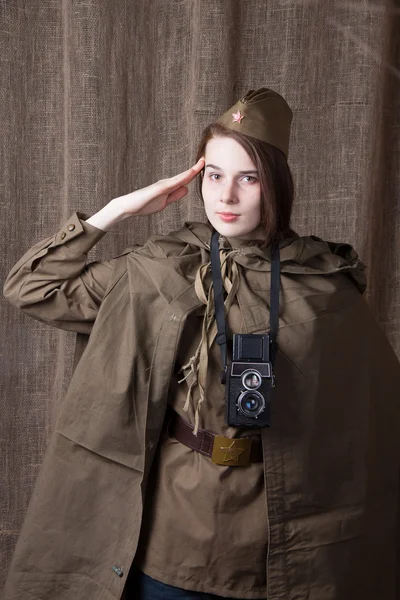 Frau in russischer Militäruniform mit Kamera. Kriegsberichterstatterin im Zweiten Weltkrieg. — Stockfoto