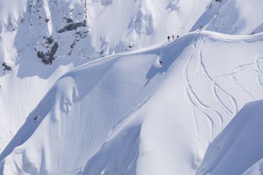 Snowboard freeride, snowboard ve parçaları bir dağ yamacında. Aşırı kış spor.