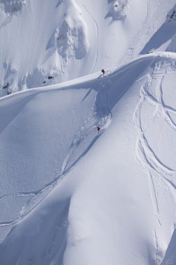 Snowboard freeride, snowboard ve parçaları bir dağ yamacında. Aşırı kış spor.
