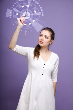 Gelecekteki bilgisayar teknolojisi. Fütüristik arabirimiyle çalışan kadın