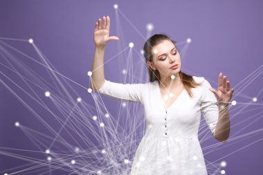 Küresel ağ kavramı, fütüristik bilgisayar arayüzü ile çalışan kadın.