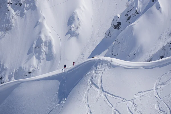 Snowboard freeride, snowboarders et pistes sur une pente de montagne. Sport d'hiver extrême . — Photo