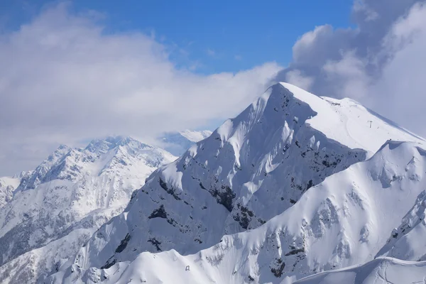 Paisagem de montanha, estância de esqui Krasnaya Polyana. Rússia, Sóchi, montanhas do Cáucaso . — Fotografia de Stock