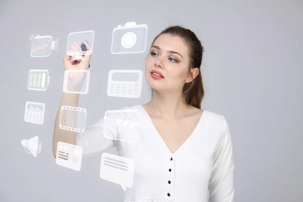 Γυναίκα που πατάει ένα εικονικό υπόβαθρο υψηλής τεχνολογίας τύπο μοντέρνα κουμπιά πολυμέσων — Φωτογραφία Αρχείου