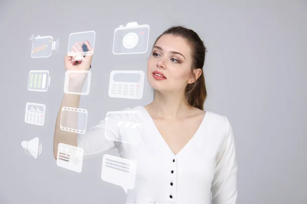 Mujer presionando el tipo de alta tecnología de los botones multimedia modernos sobre un fondo virtual — Foto de Stock