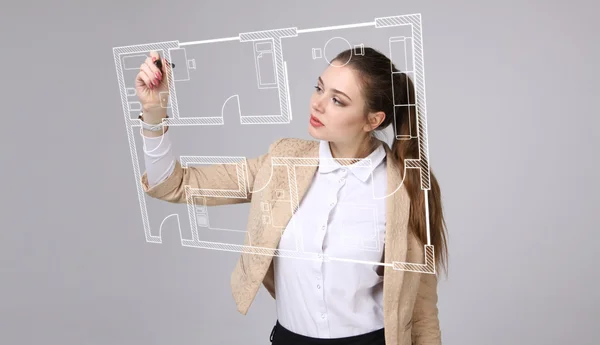 Arquitecta que trabaja con un plan de apartamentos virtual — Foto de Stock