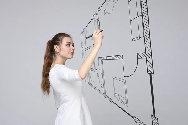 使用一个虚拟的公寓计划的女建筑师 — 图库照片
