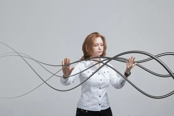 Mulher com cabos elétricos ou fios, linhas curvas — Fotografia de Stock